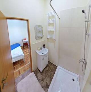 Хостелы Hostel Cornel Тимишоара Небольшой двухместный номер с 1 кроватью и собственной ванной комнатой-4