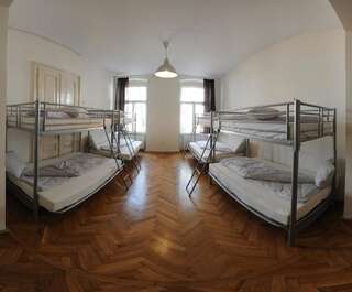 Хостелы Hostel Cornel Тимишоара Кровать в общем 8-местном номере-1