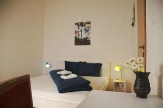 Хостелы Hostel Cornel Тимишоара Небольшой двухместный номер с 1 кроватью и собственной ванной комнатой-1