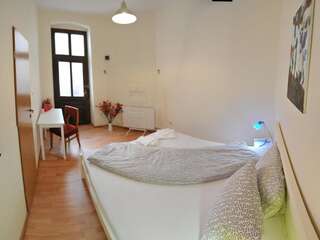 Хостелы Hostel Cornel Тимишоара Небольшой двухместный номер с 1 кроватью и собственной ванной комнатой-1